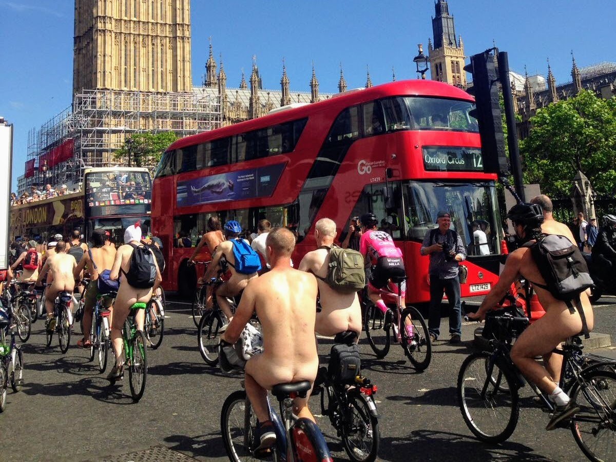 裸の集団がロンドン中を駆け抜ける World Naked Bike Ride Inロンドン Once In A Lifetime