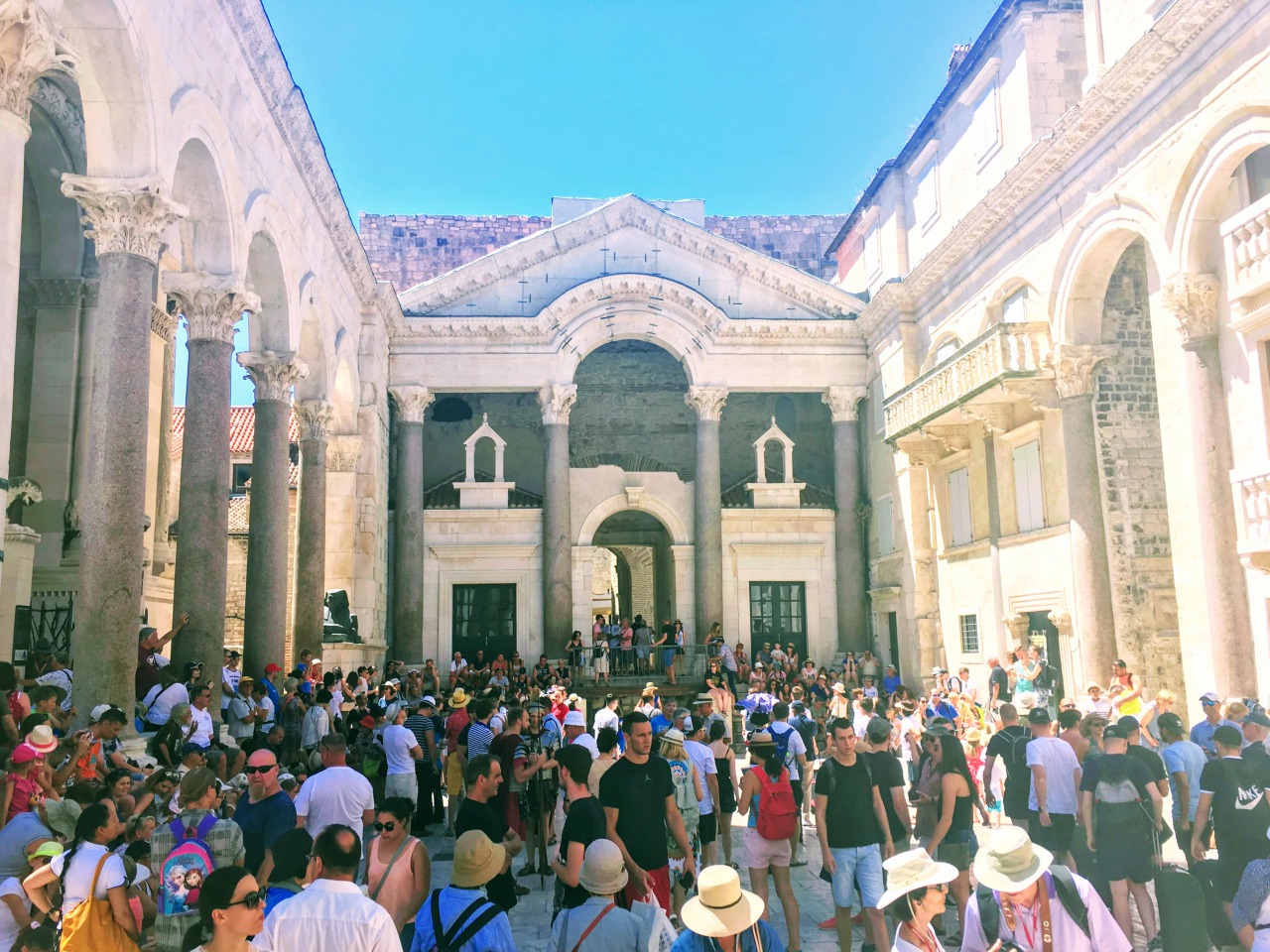 観光客であふれるスプリット旧市街・ディオクレティアヌスの宮殿の中心地