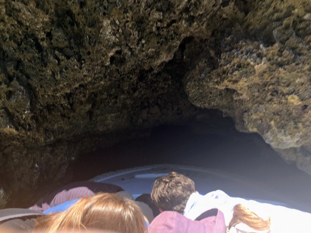 クロアチア青の洞窟への入場の瞬間