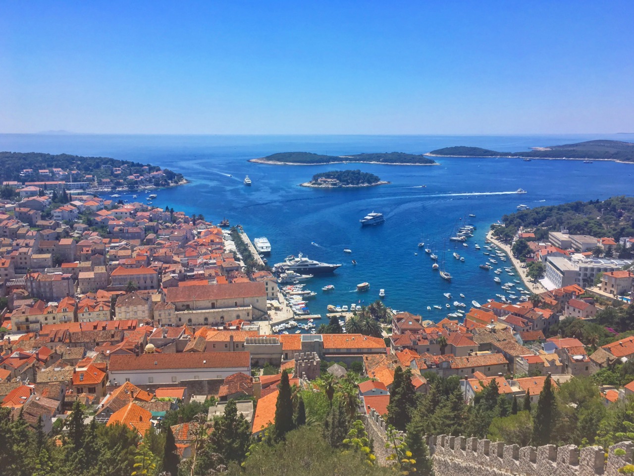 クロアチア・フヴァル島No.1の美景&観光スポット！ 世界が恋する城塞ビュー