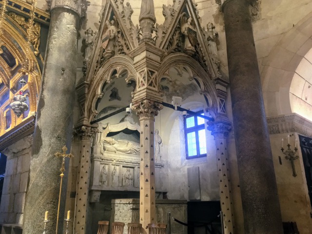 聖ドムニウス大聖堂内部